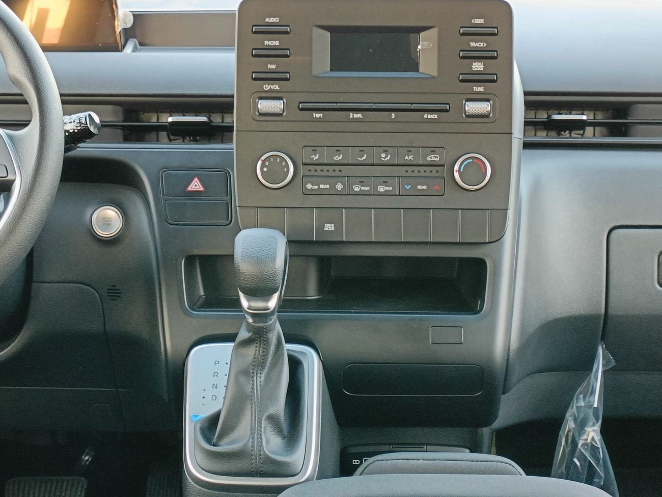 هيونداي ستاريا 3.5L V6 Petrol, M/T / Push Start, Rear Parking Sensor, 12 STR (CODE # HSU01)