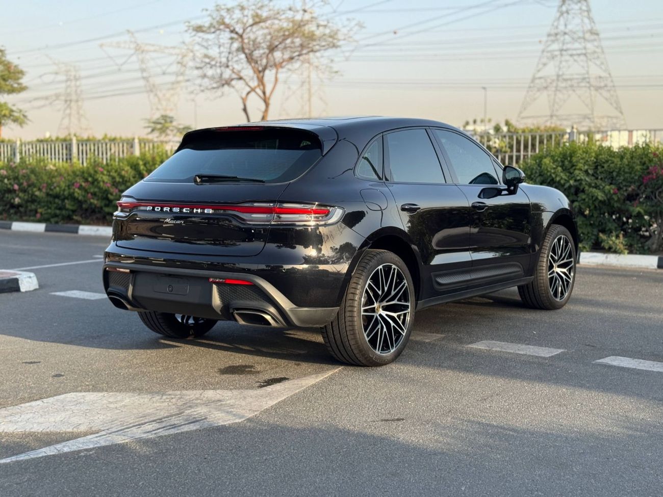 Porsche Macan Std 2.0L (252 HP) GCC SPEC UNDER WARRANTY NEAT AND CLEAN