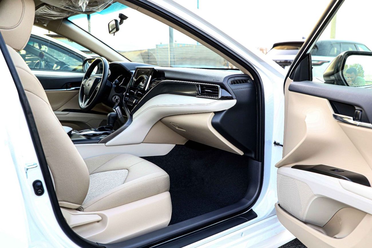 تويوتا كامري تويوتا كامري 2023 2.5 LE - أبيض بلاتيني لؤلؤي من الداخل بيج