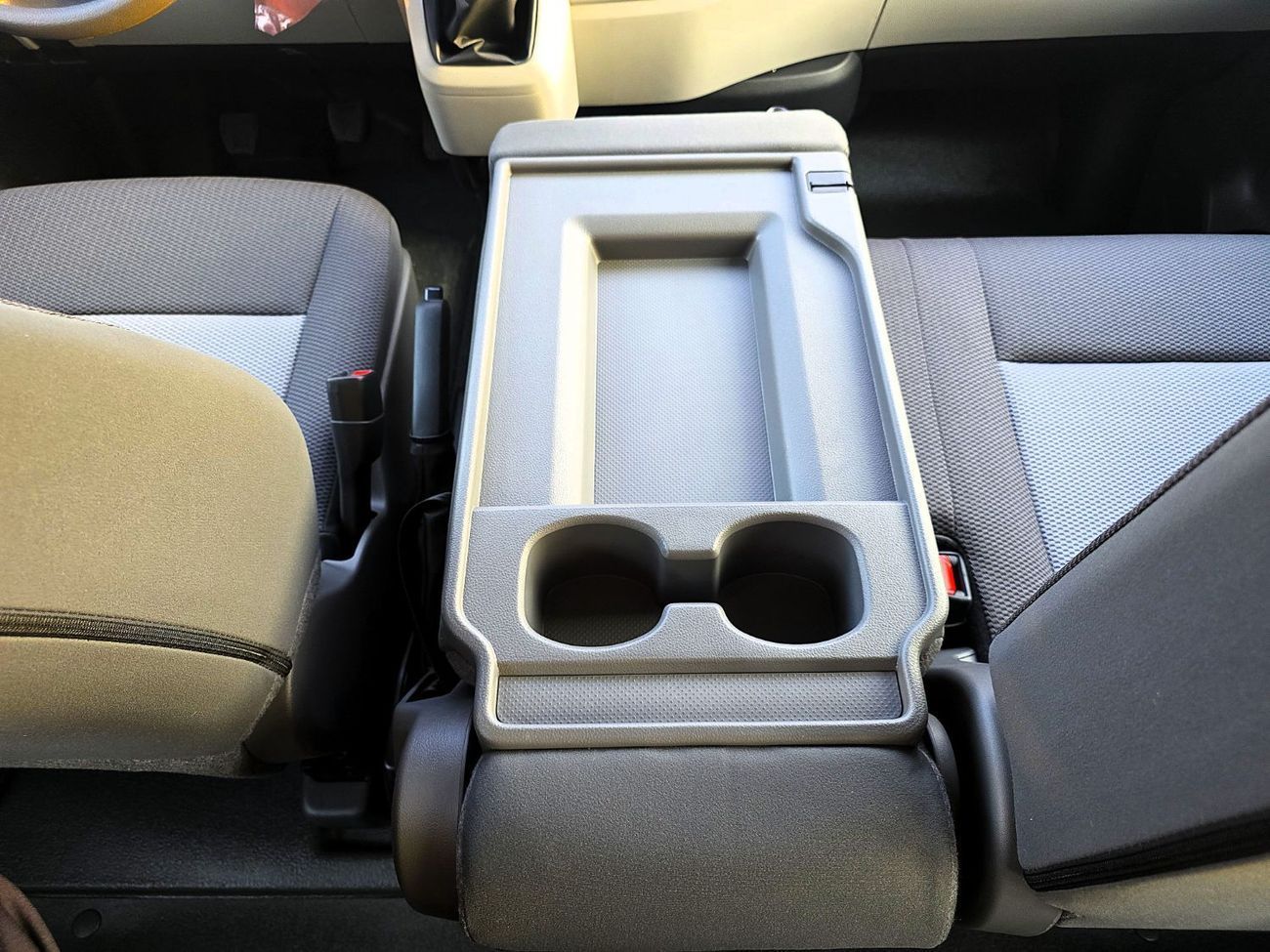 Toyota Hiace Toyota Hiace Std Roof Newshap 2.8l Diesel M/T 15 Seats White Color 2025 Model