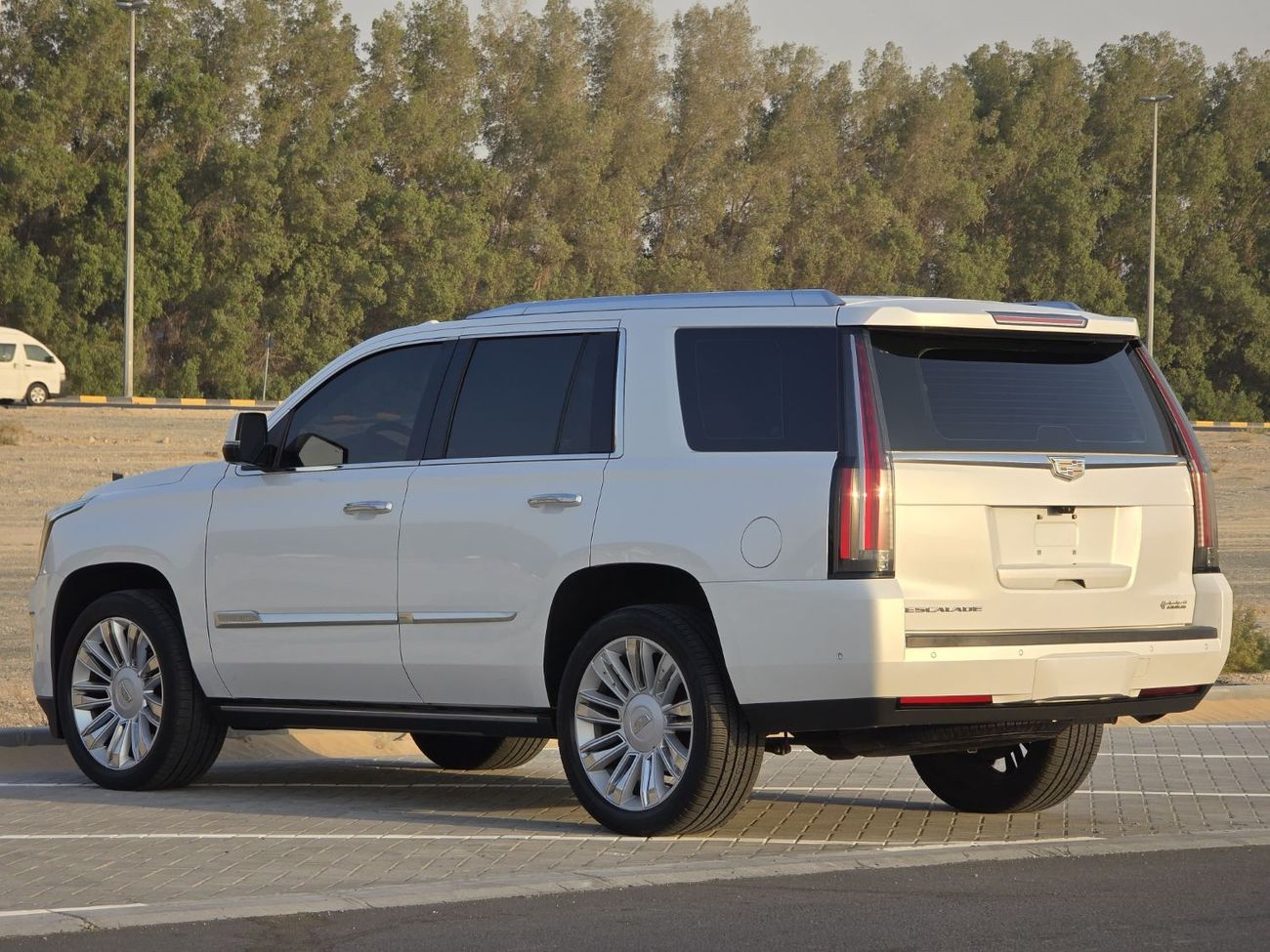 Cadillac Escalade Platinum 6.2L CADILLAC ESCALADE 2018 GCC 2KEYS // ORGINAL PAINT // GOOD CONDITION INSIDE OUT SIDE