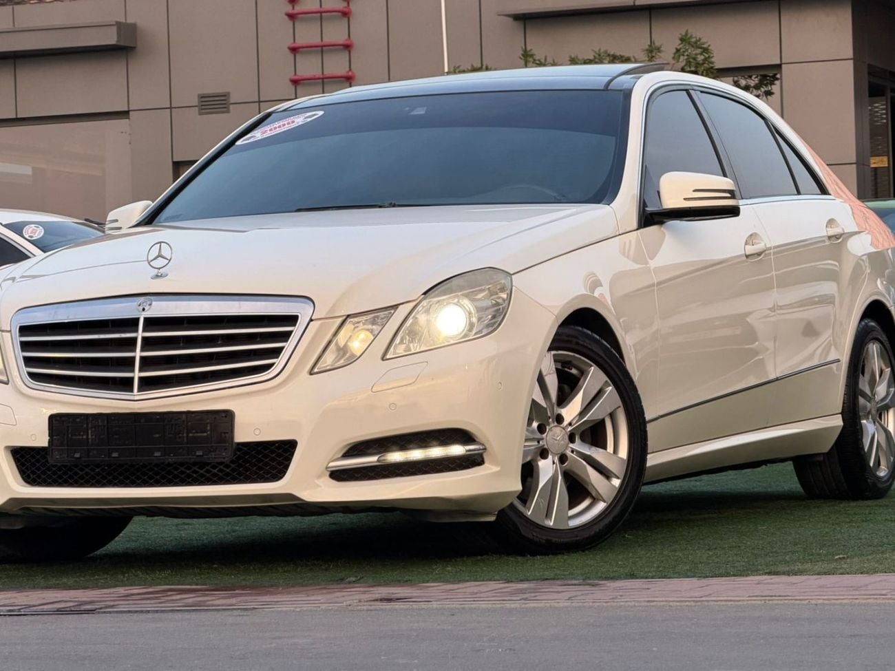 Mercedes-Benz E300 first owner from the agency, fully loaded