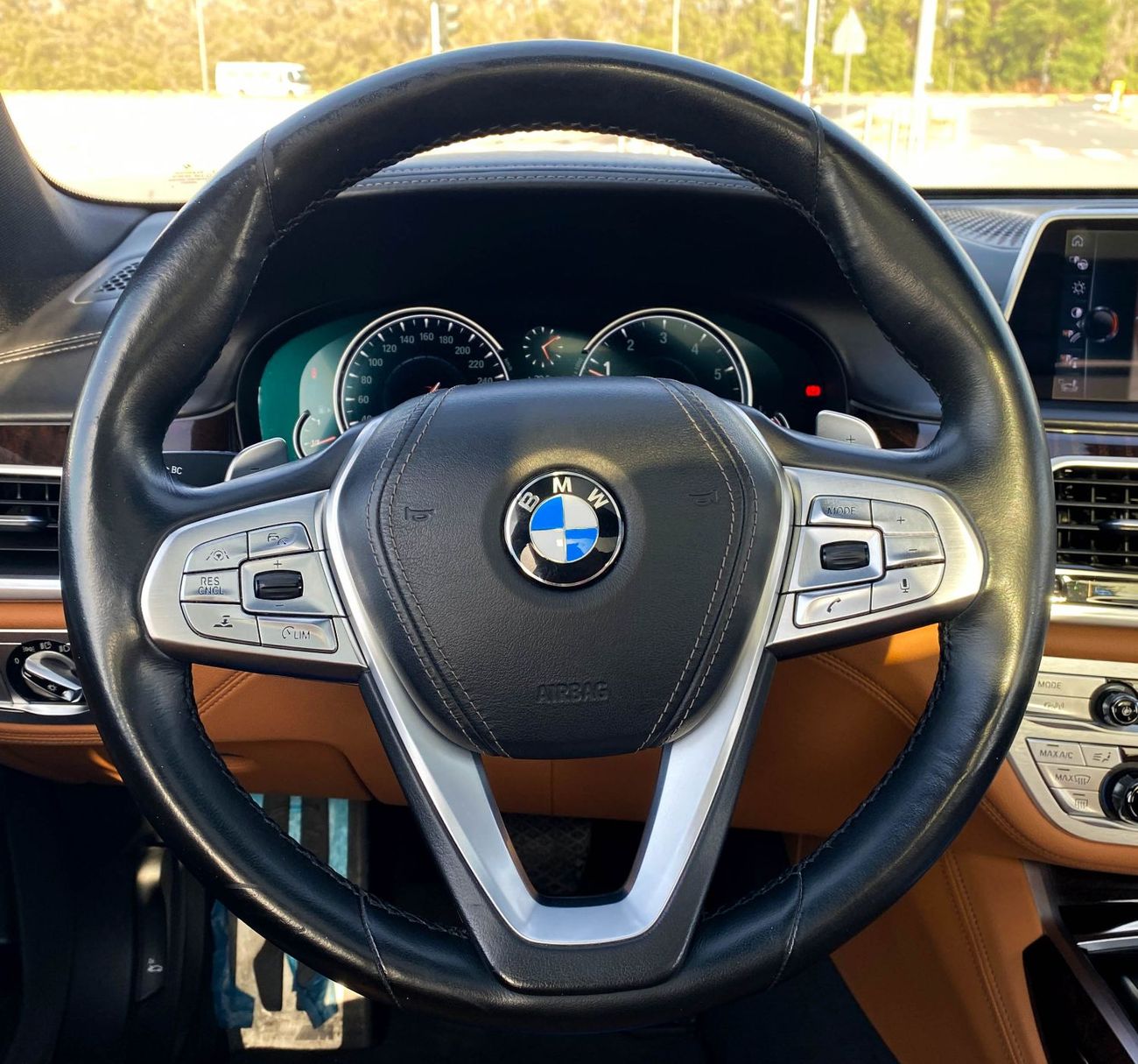 بي أم دبليو 750Li xDrive 4.4L (523 HP)