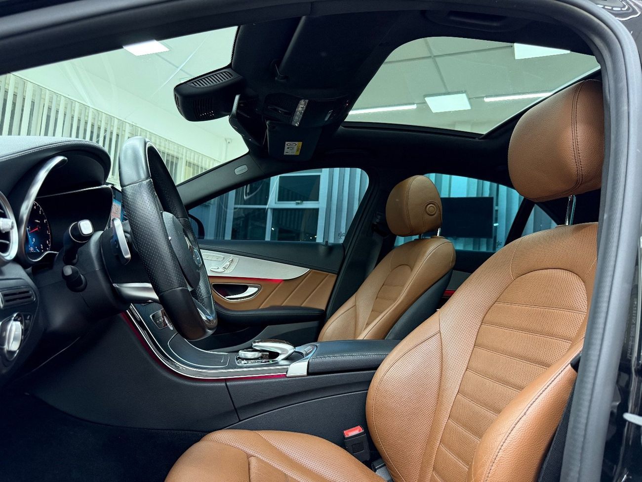 مرسيدس بنز C 200 GCC .. FSH .. AMG .. Perfect Condition .. Panoramic