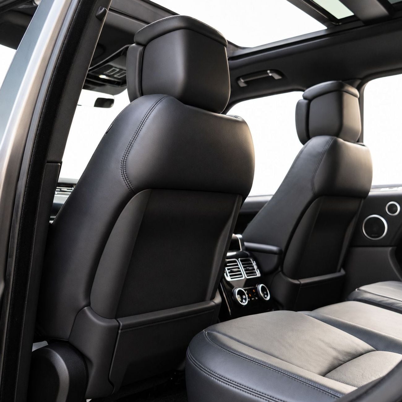 Land Rover Range Rover VOGUE SE AED 2,682 P.M • 0% Downpayment • Range Rover Vogue SE V8 • 1 Year Warranty