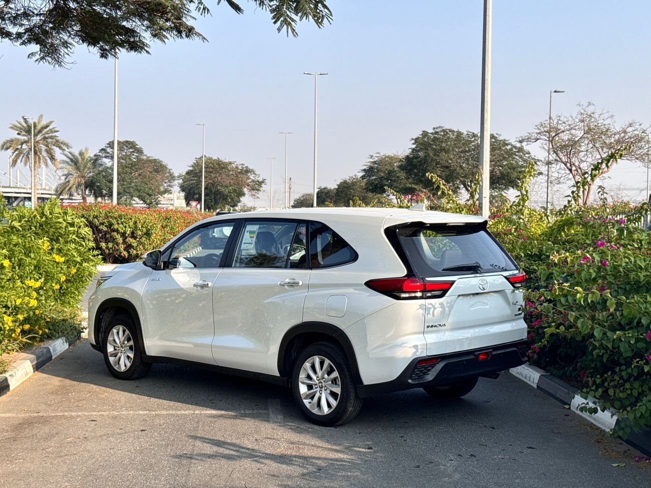 تويوتا إينوفا 2.0L HyCross 8S Hybrid