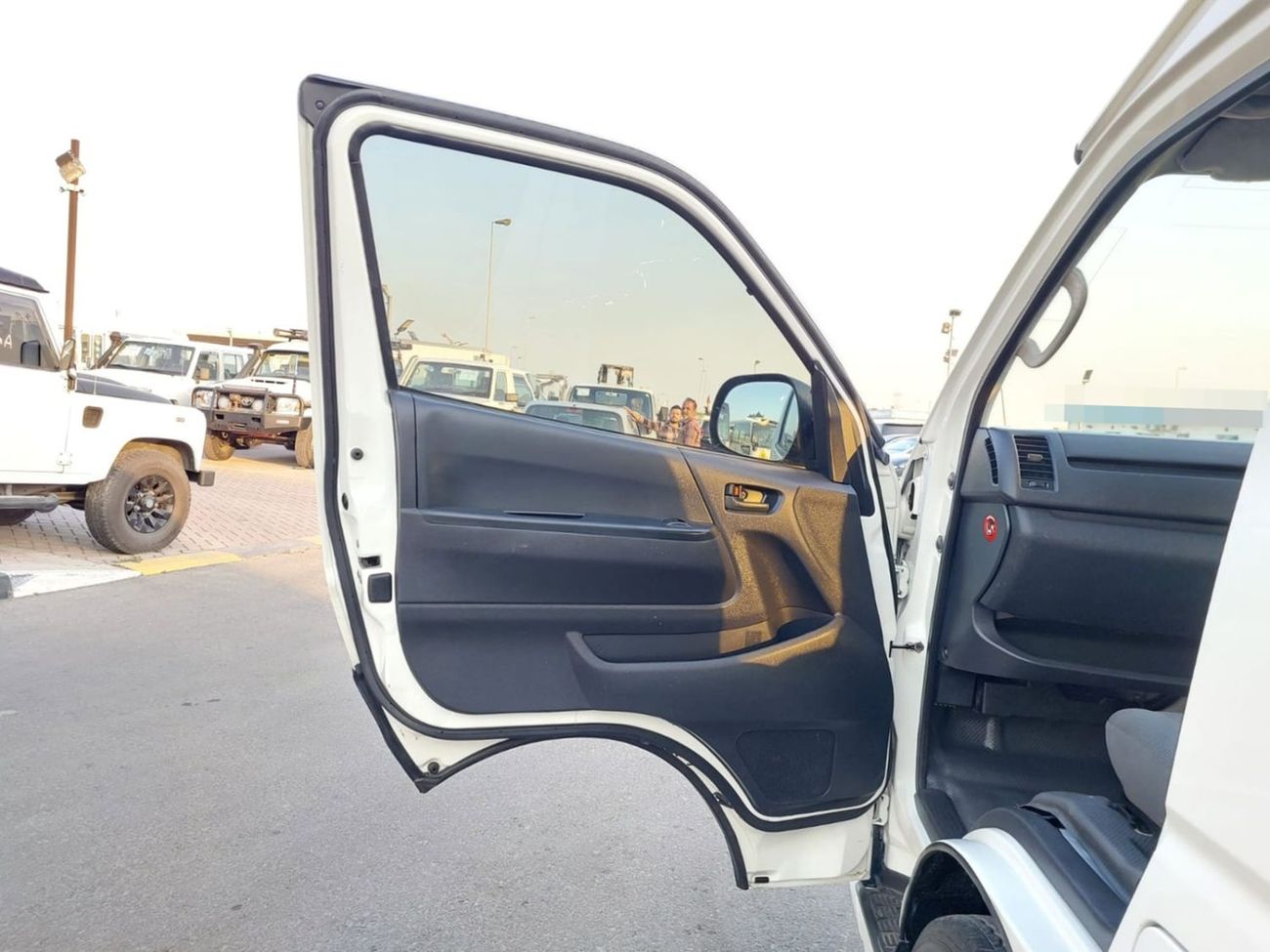 Toyota Hiace TOYOTA HIACE COMMUTER VAN RHD 2018 MODEL 3.0 L DIESEL AUTOMATIC(PM36171)