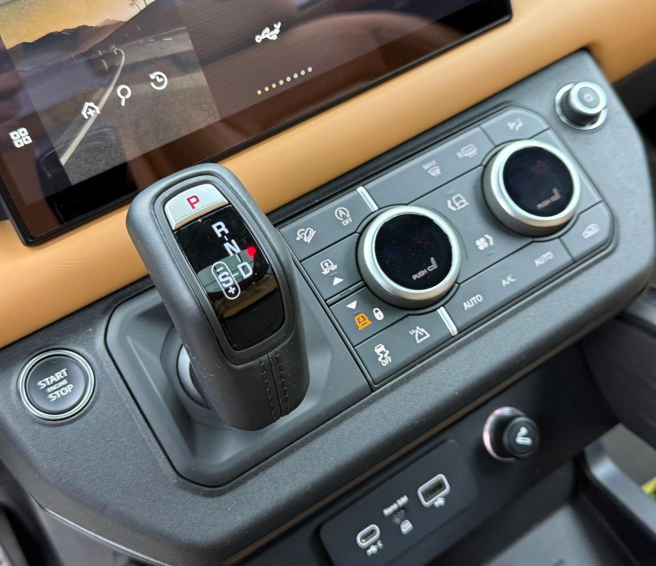 لاند روفر ديفندر P400 110 HSE 3.0L (5 Seater) 2024 Land Rover Defender 110 P400 Urban Kit, 2029 LR Warranty + Service