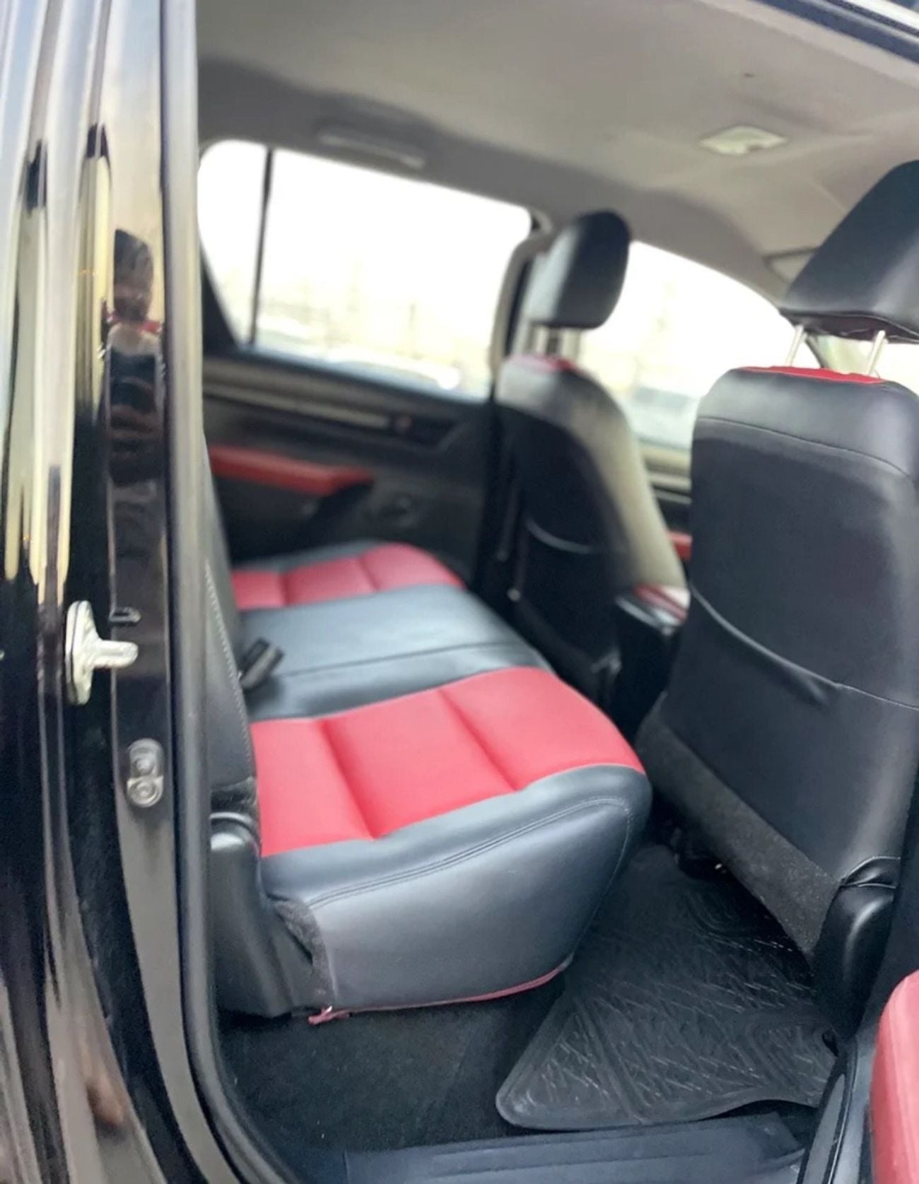 تويوتا هيلوكس GLX 2021 2.7 ENGINE 4 CYLINDER BLACK COLOR INSIDE BLACK AND RED GCC SPECS VERY GOOD CONDITION