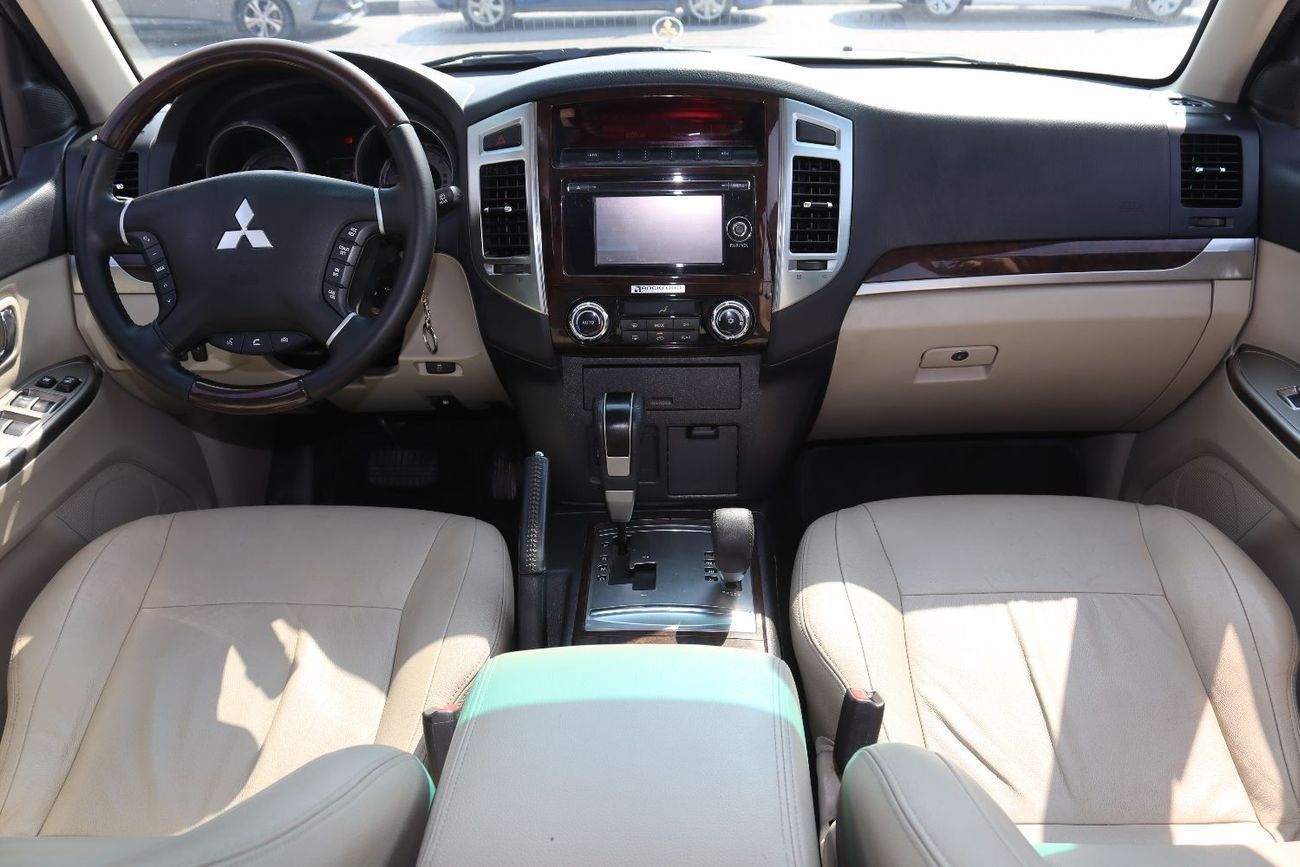 Mitsubishi Pajero GLS Highline Top 3.8L Mitsubishi Pajero 2018 GCC, accident-free, 3.8L (6) cylinder engine, 7 seats -