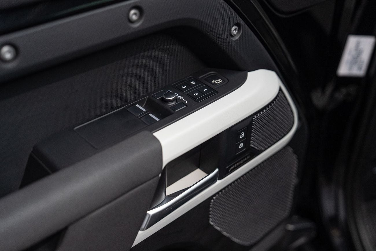 Land Rover Defender P300 90 X-Dynamic