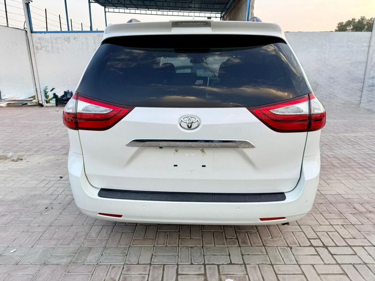 Toyota Sienna 2018 TOYOTA SIENNA XLE 360 cam  full option Ready  White
