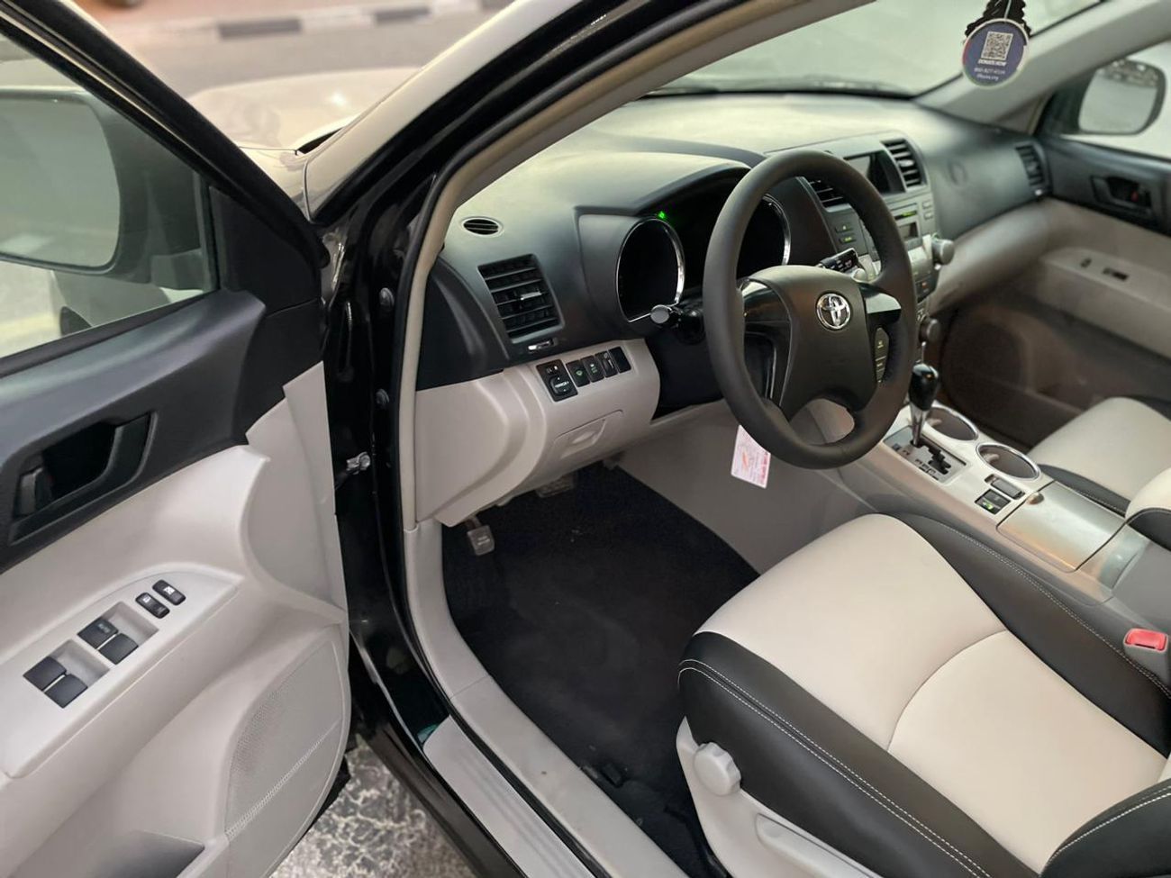 Toyota Highlander 2012 Toyota Highlander 4x4 - 3.5L V6 MidOption+ 7 Leather Seats Great Condition -