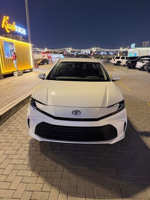 Toyota Camry XLE 2.5L Hybrid