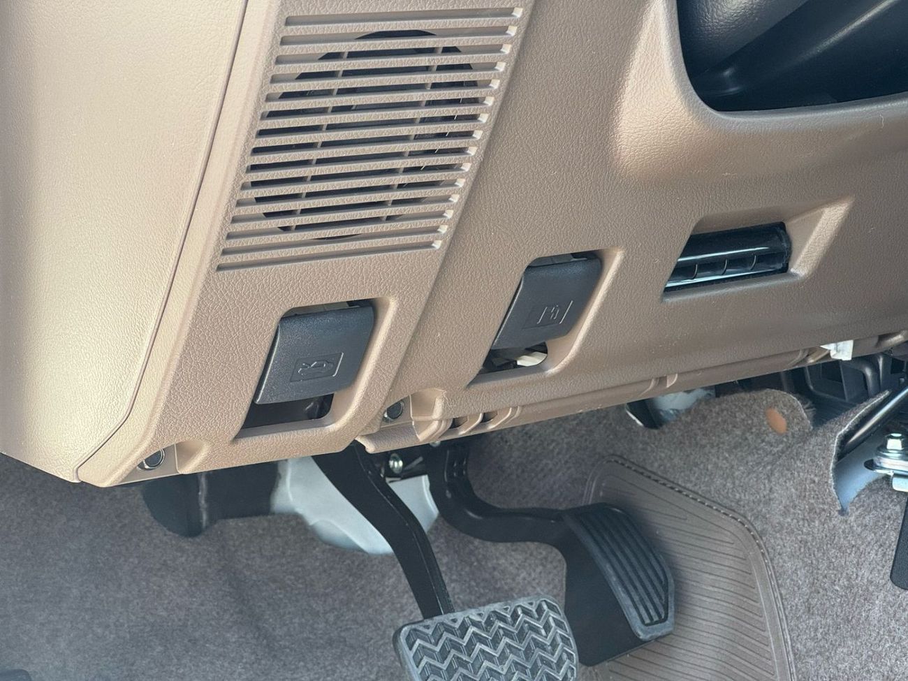 تويوتا لاند كروزر 70 2025 TOYOTA LAND CRUISER LC76 HARD TOP, 4L, PETROL, A/T, 4WD, WHITE/BEIGE