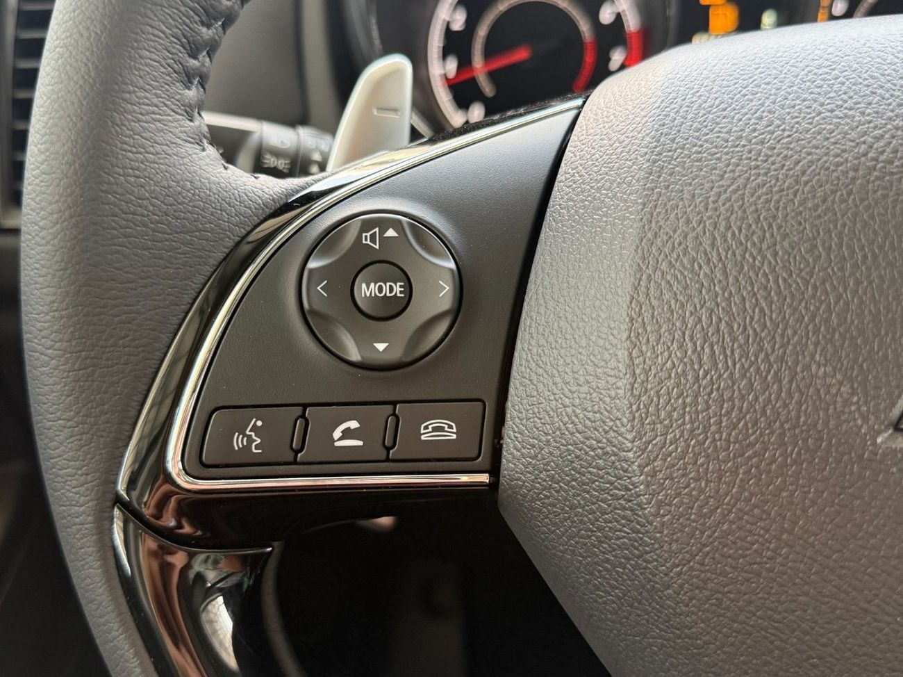 ميتسوبيشي ASX 2.0 LUXURY 4WD PANORAMA **EXPORT ONLY**التصدير فقط خارج الخليج***