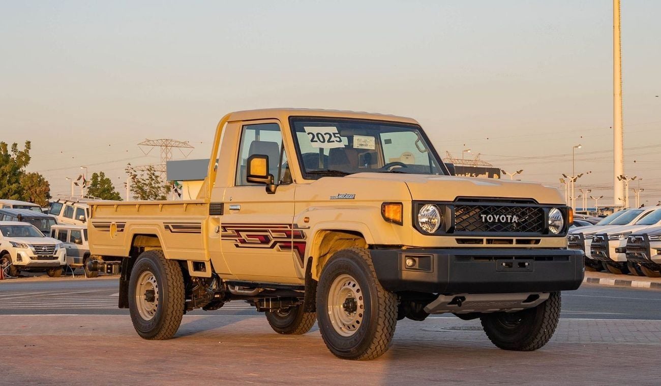 تويوتا لاند كروزر بيك آب 2025 Toyota Land Cruiser LC 79 SC 4.0L AT Petrol Basic with Fridge (Beige)