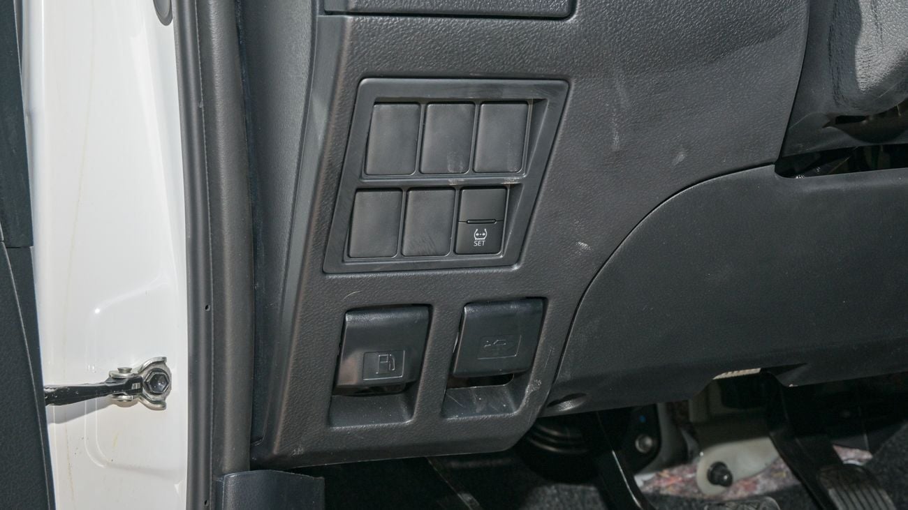 Toyota Hilux DLX. 2.4L Diesel 4WD