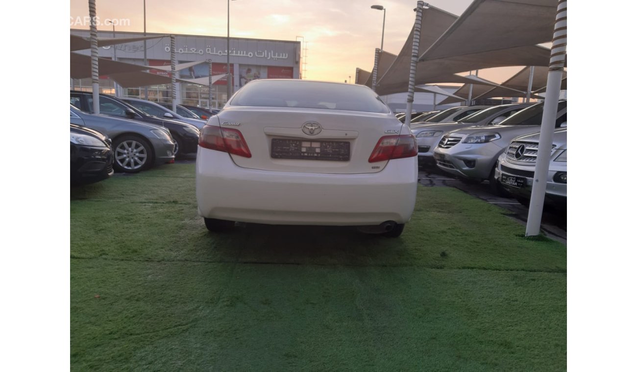 Toyota Camry GCC - number one - sensors - wood - alloy wheels - cruise control - perfect condition