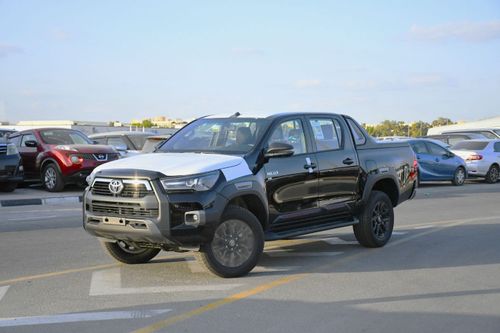 Toyota Hilux Adventure 4.0L V6 with BSM ! Door Molding