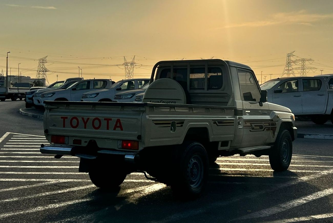 تويوتا لاند كروزر بيك آب 2018 Toyota Land Cruiser Pick up - Single Cabin - 4.0L V6 - AWD 4x4 - Patrol Manual - GCC Specs- Ful