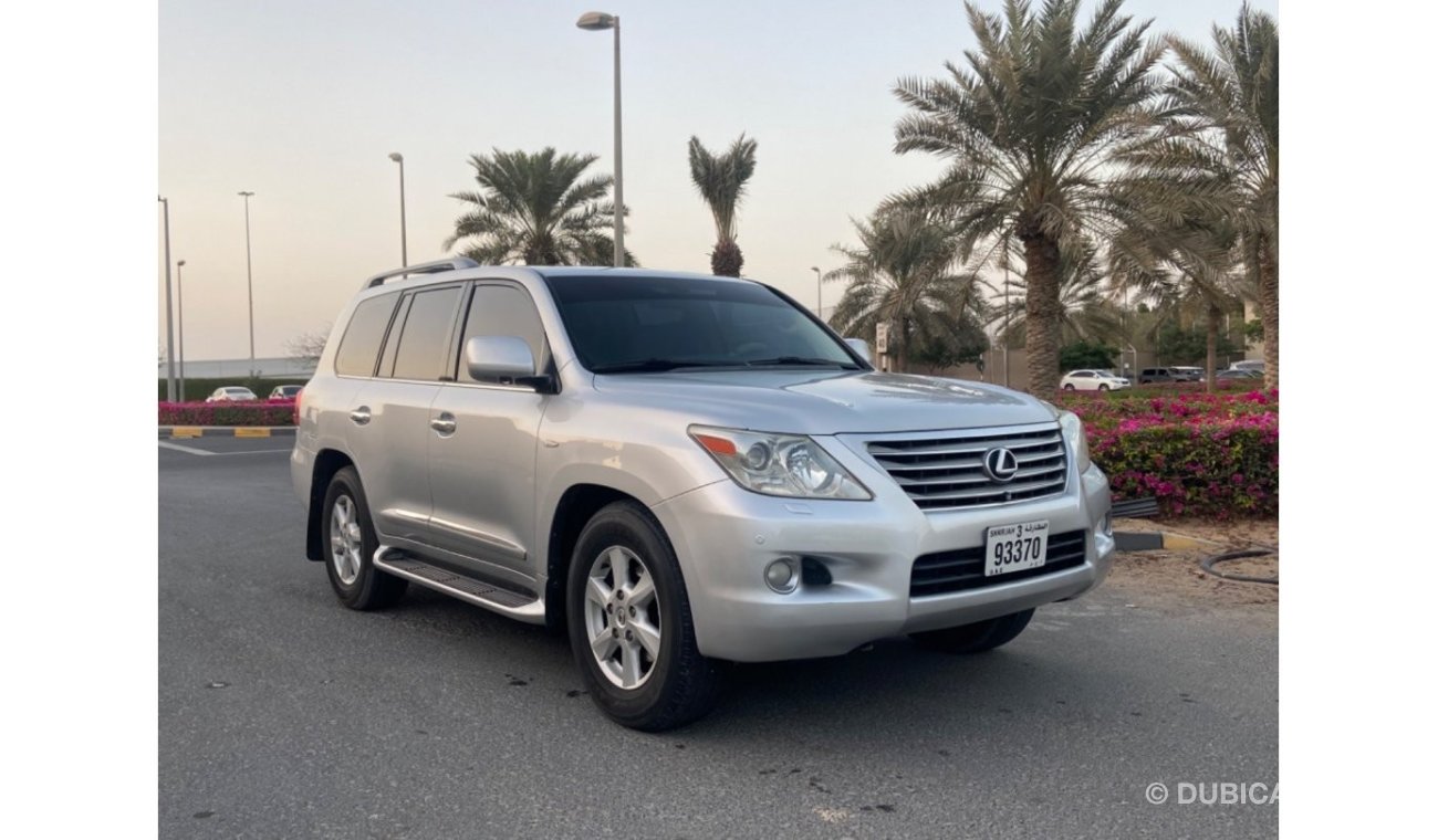 Lexus LX 570 exus LX 570 model 2011  G cc full options accident free original pant very very good condition clean