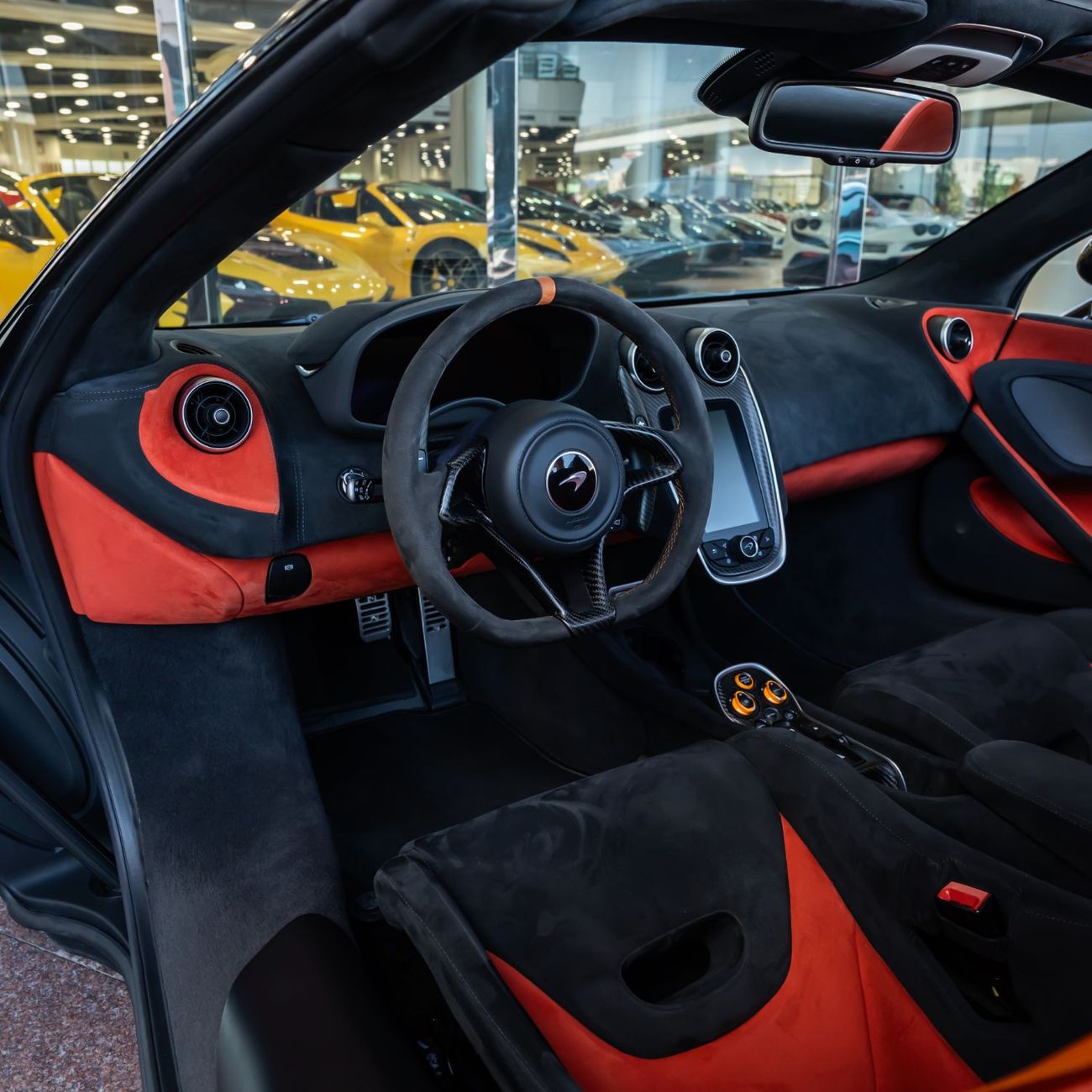 مكلارين 600LT 2020 MCLAREN 600LT SPIDER GCC WITH ONE YEAR FREE SERVICE