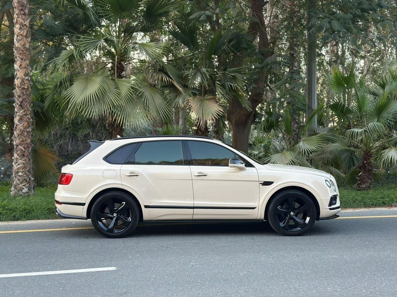 Bentley Bentayga Bentayga 4.0T 2017 Bentley Bentayga W12 Twin Turbo - GCC Spec