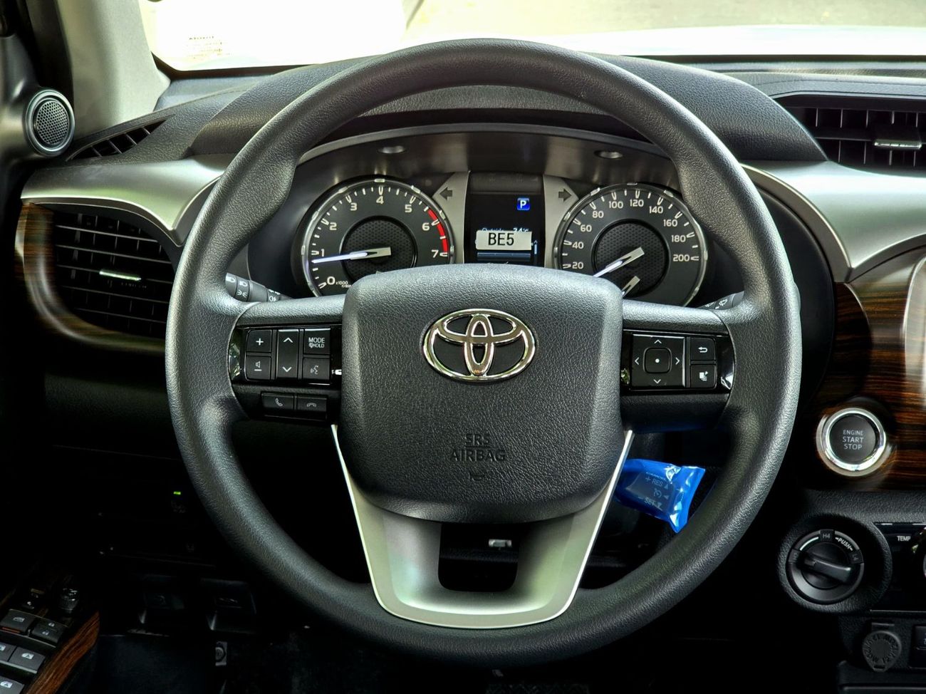 تويوتا هيلوكس TOYOTA HILUX PETROL 2.7 DOUBLE CABIN - A/T - HIGH OPTIONS - PUSH START - 2025 - BLACK INSIDE BLACK -