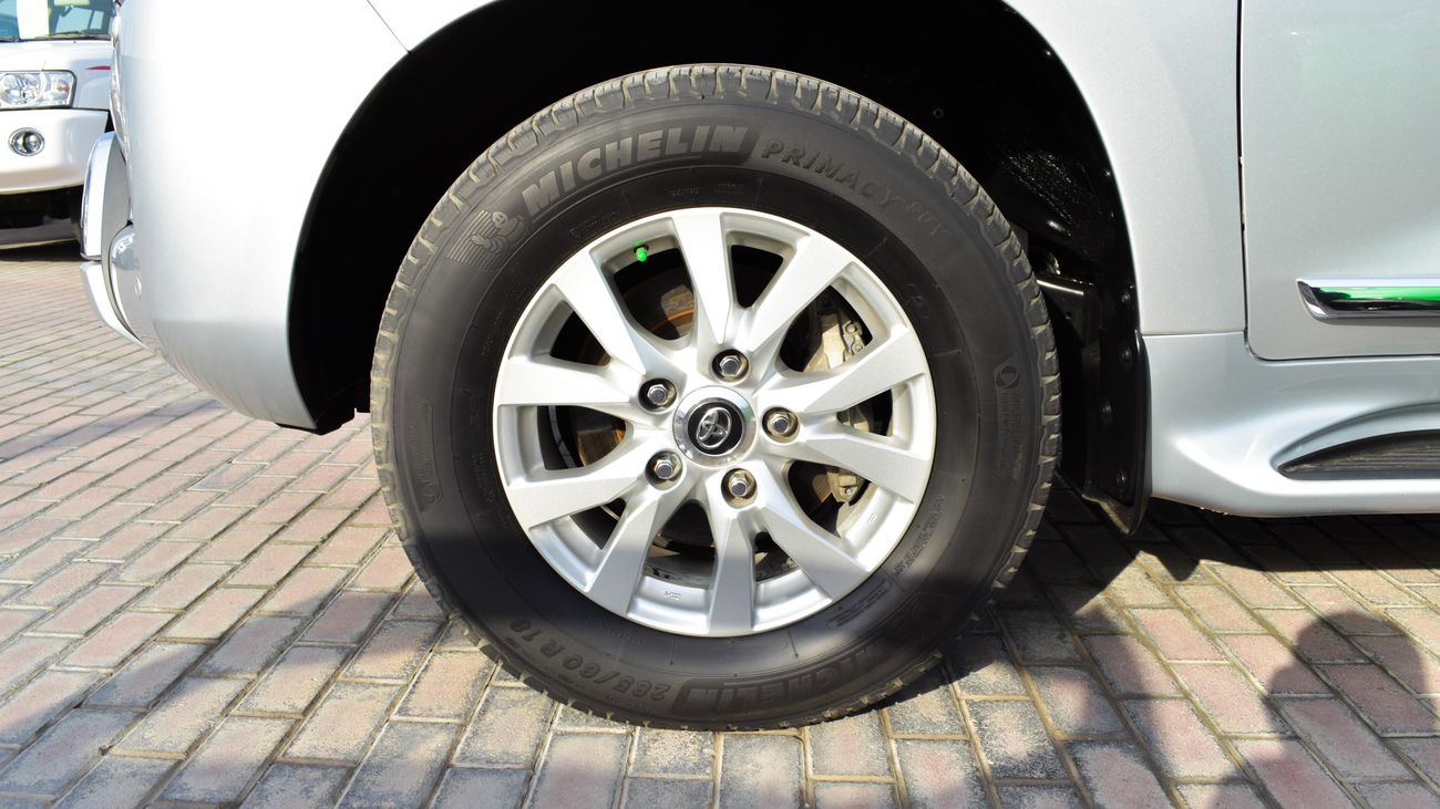 Toyota Land Cruiser GXR V8