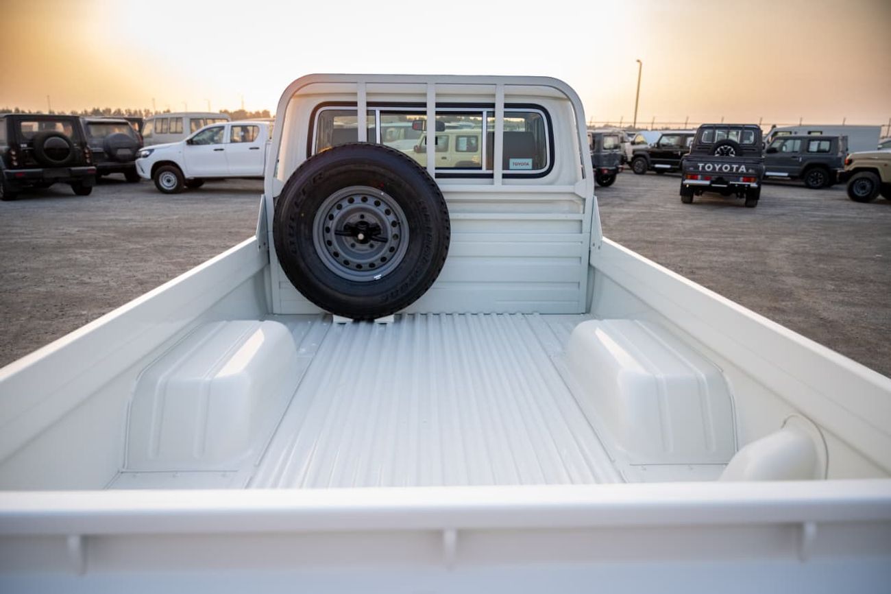 تويوتا لاند كروزر بيك آب 2.8L, 4-cylinder, DOHC, Turbo Diesel . 3 seats . 2 Doors