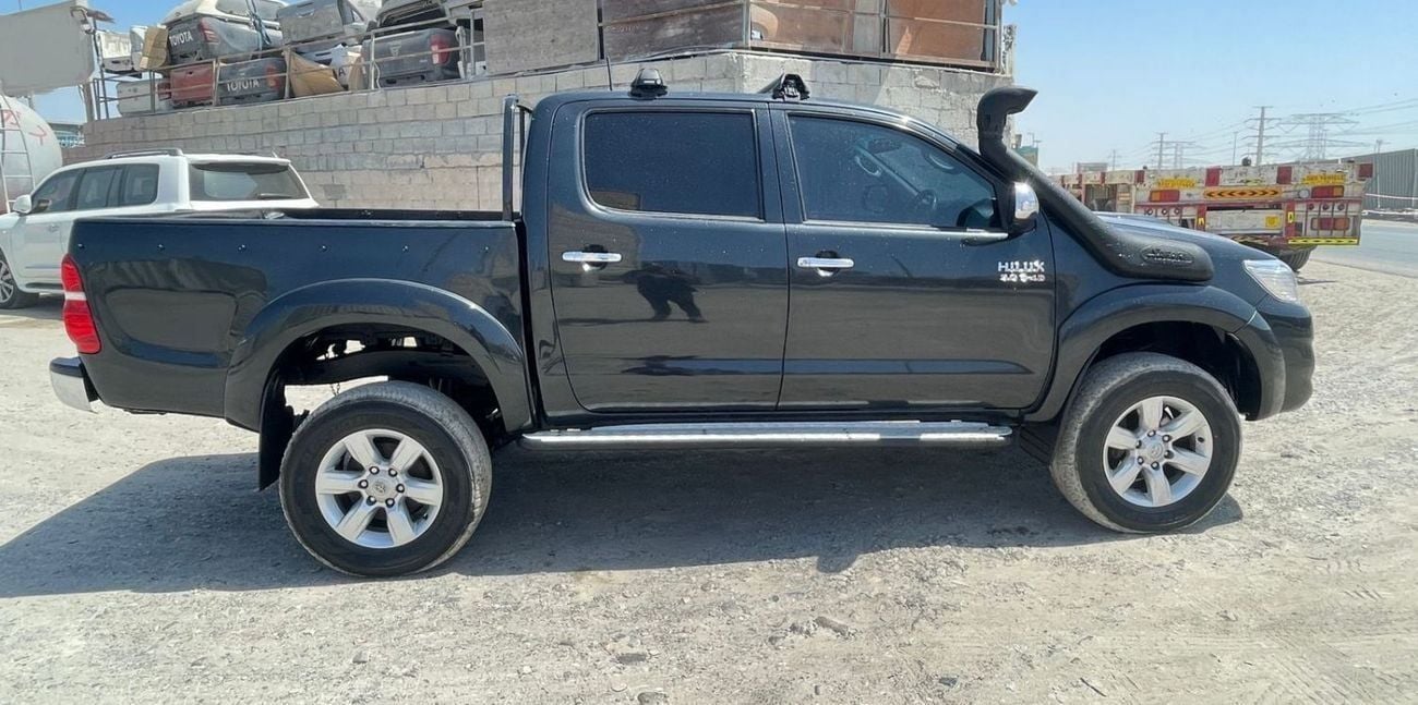 تويوتا هيلوكس DLX DIESEL 3.0 LITER ,AUTO TRANSMISSION ,RIGHT HAND DRIVE ,2013 MODEL
