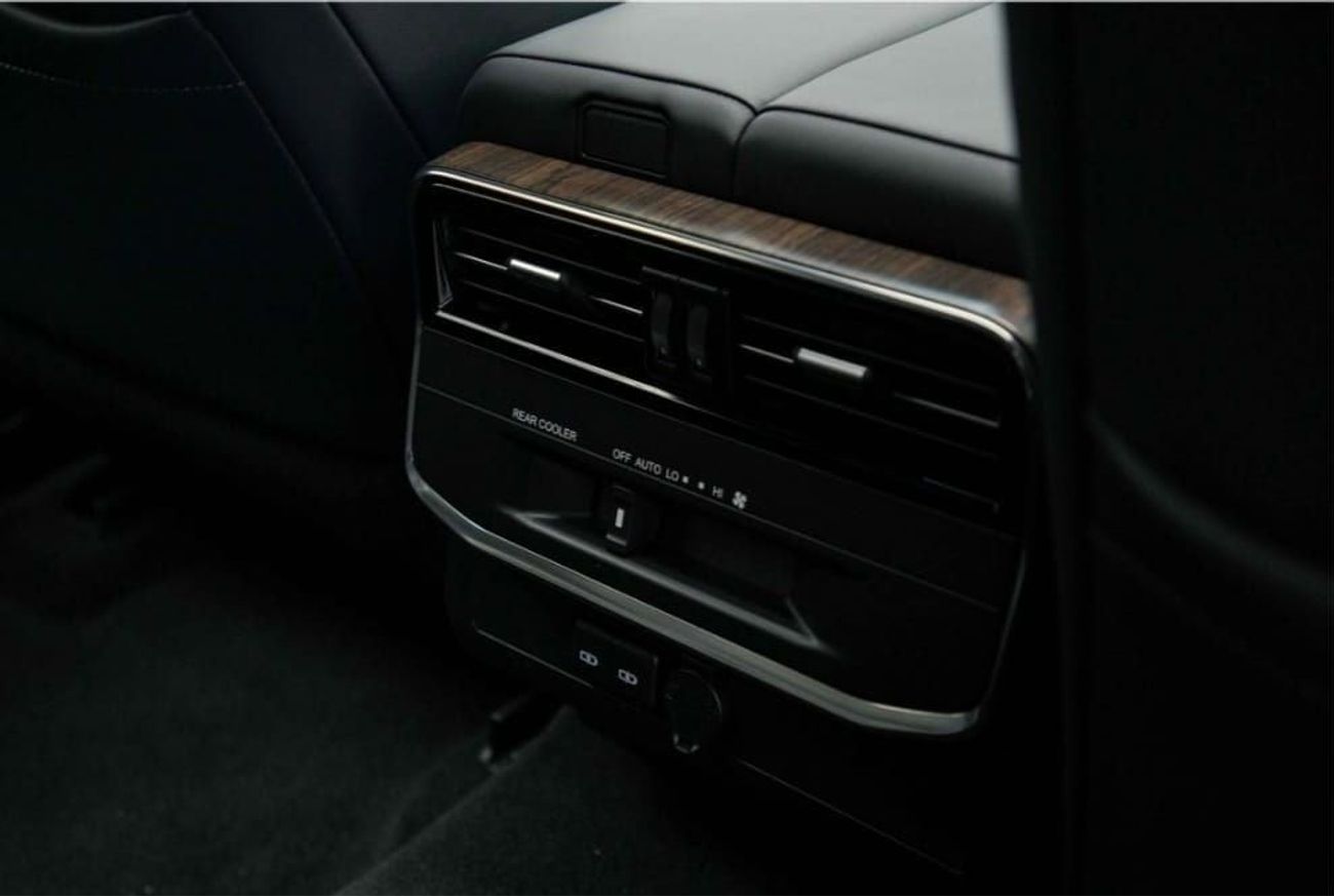 تويوتا لاند كروزر Toyota Land Cruiser GXR is a 7-seater, 4WD SUV with a 4.0L