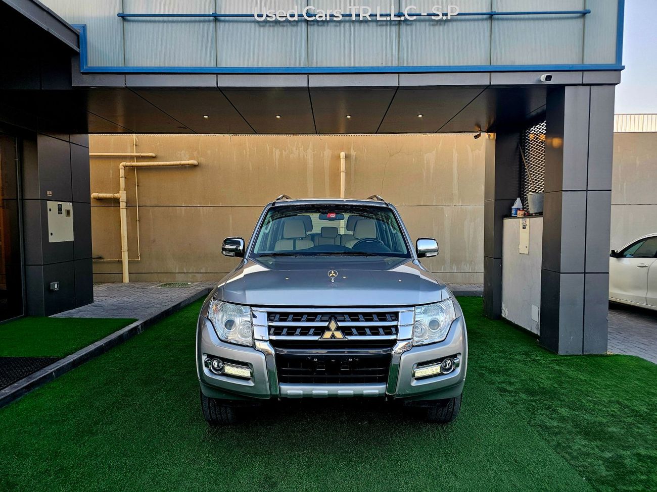 ميتسوبيشي باجيرو GLX / SUNROOF/ LEATHER / ORIGINAL PAINT/ LOW MILEAGE / SINGLE OWNER