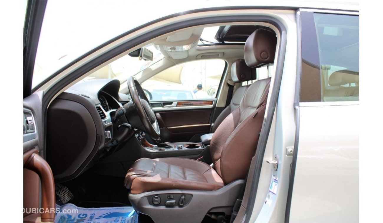 Volkswagen Touareg Sport Comfortline ACCIDENTS FREE - GCC- CAR IS IN PERFECT CONDITION INSIDE OUT