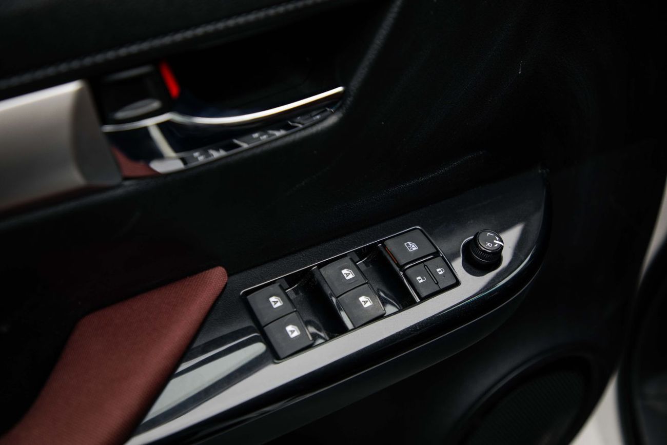 تويوتا هيلوكس 2.7L - Super White Inside Red | Export Only