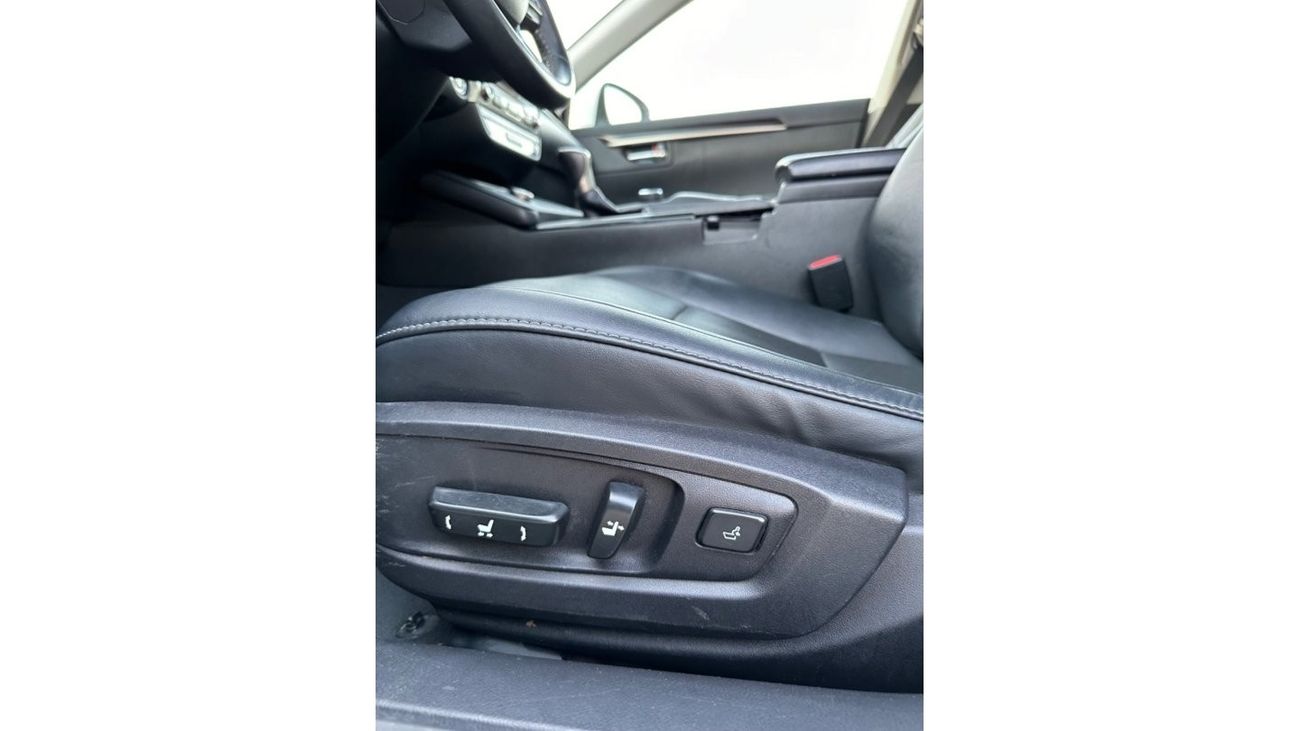 Lexus ES350 Platinum Lexus ES350 2018 with engine capacity 3.5 in perfect condition 163,000 km cable car