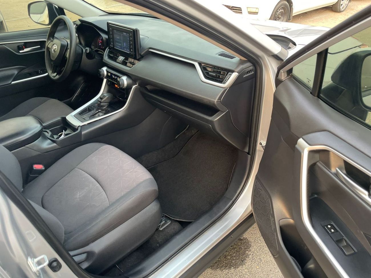 تويوتا راف ٤ 2019 Toyota Rav4 XLE 2.5L V4 - Push Start With Sunroof - MidOption