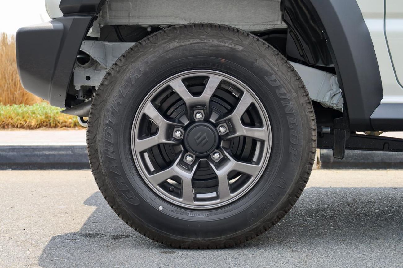 سوزوكي جيمني للبيع في دبي الإمارات: سوزوكي جمني GL بابين 2026 جديدة بالكامل. عداد صفر، قير عادي، بنزين، دفع رباعي