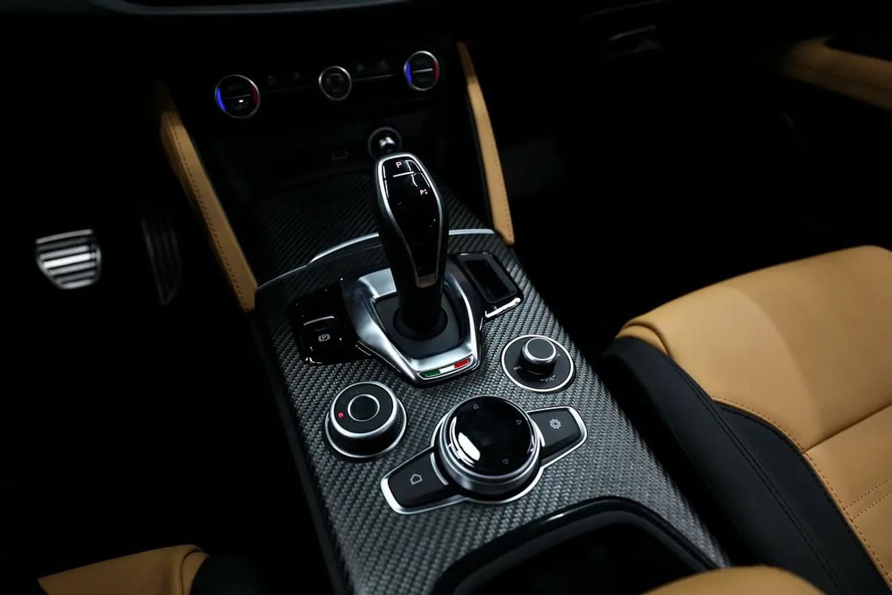 ألفا روميو ستيلفيو Alfa Romeo Stelvio Quadrifoglio 2025 GCC Specs