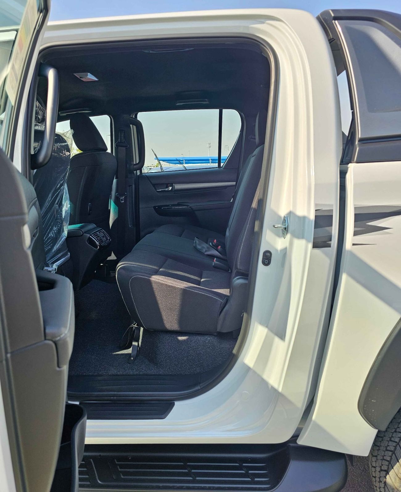 Toyota Hilux ADVENTURE, 4.0L PETROL, A/T, 360* CAMERA, "18" A/WHEELS WITH ROLL BAR  (CODE #  HPV6AF)