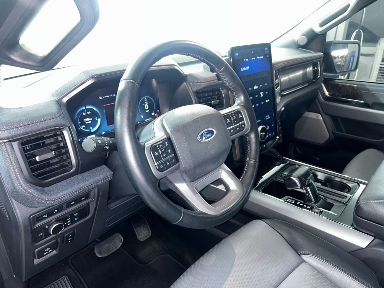 فورد F-150 لايتنينغ LARIAT EXTENDED LT1722 F150 لايتنينج بلاتينيوم كرو بمحركين كهربائيين / شركة الطاير للمحركات / معرض القوز