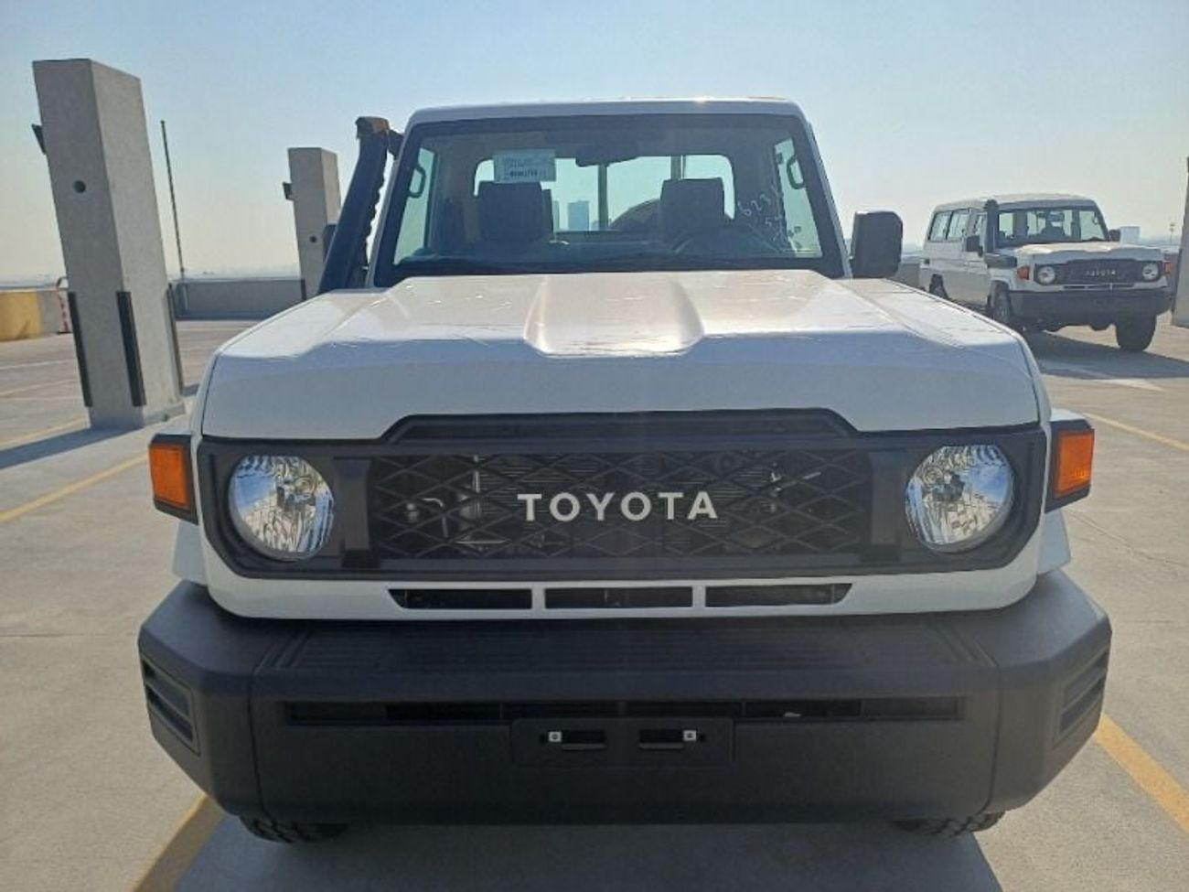 تويوتا لاند كروزر LC79 4.2L Pickup Single cab 5- MT 4X4