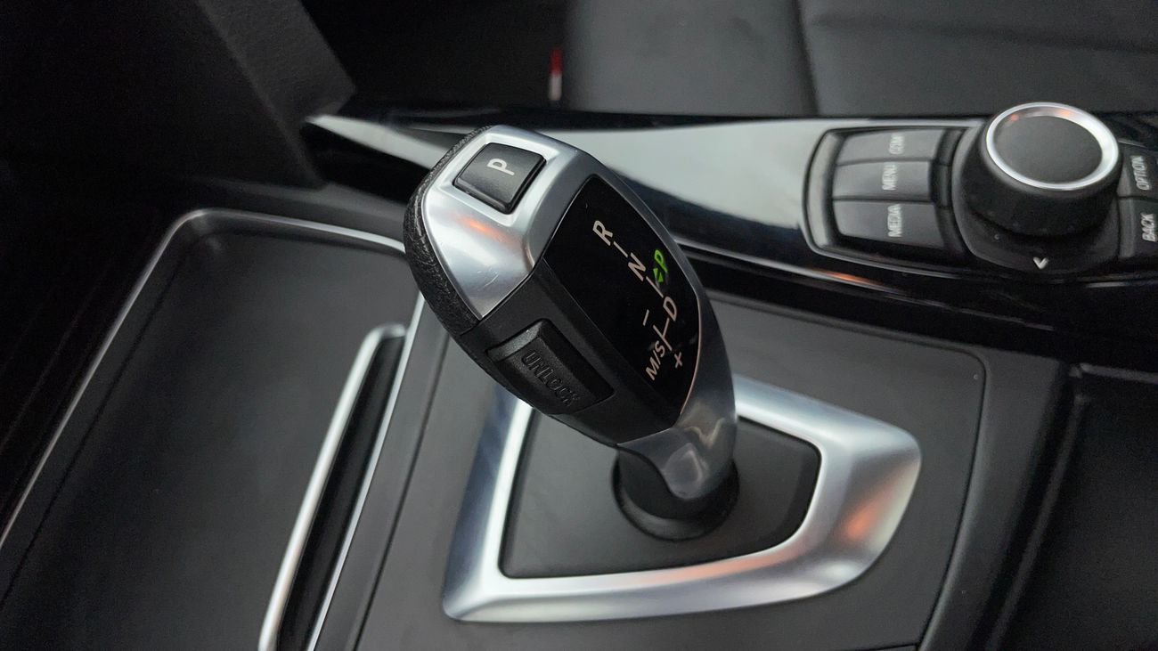 بي أم دبليو 318i EXCLUSIVE 1.5 | بدون دفعة مقدمة | اختبار قيادة مجاني للمنزل