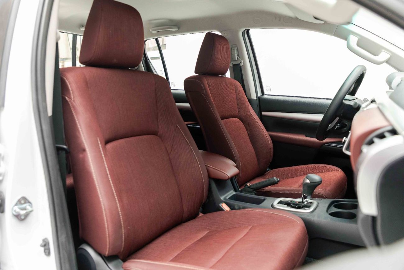 تويوتا هيلوكس Double Cab 2.7L - Super White Inside Maroon | Export Only