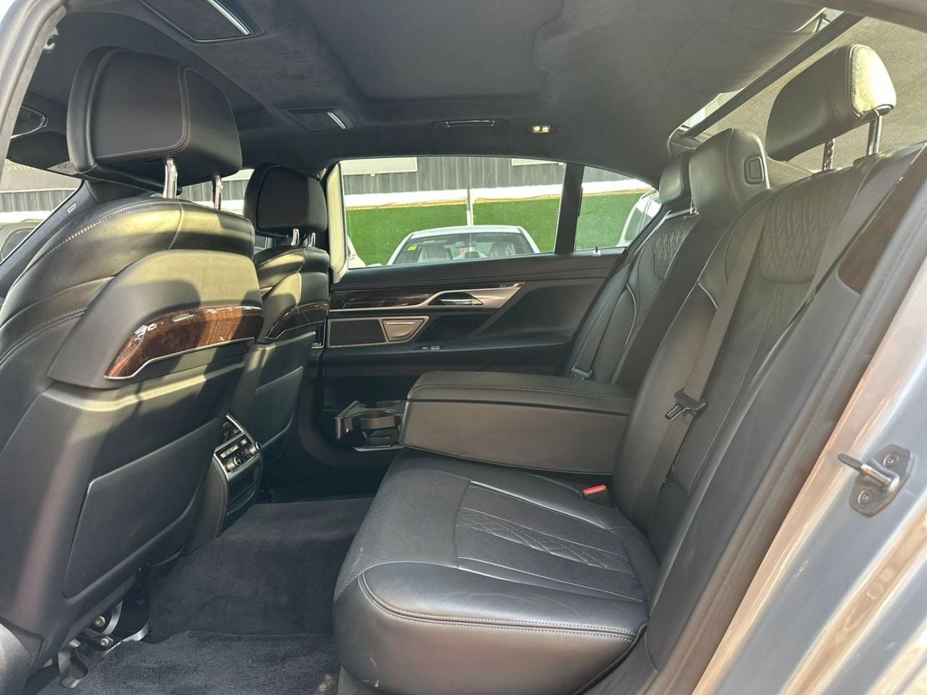 بي أم دبليو 740Li 3.0 لتر TwinPower Turbo - عدد 6 سلندر ناقل الحركة: أوتوماتيك من 8 سرعات (Steptronic)