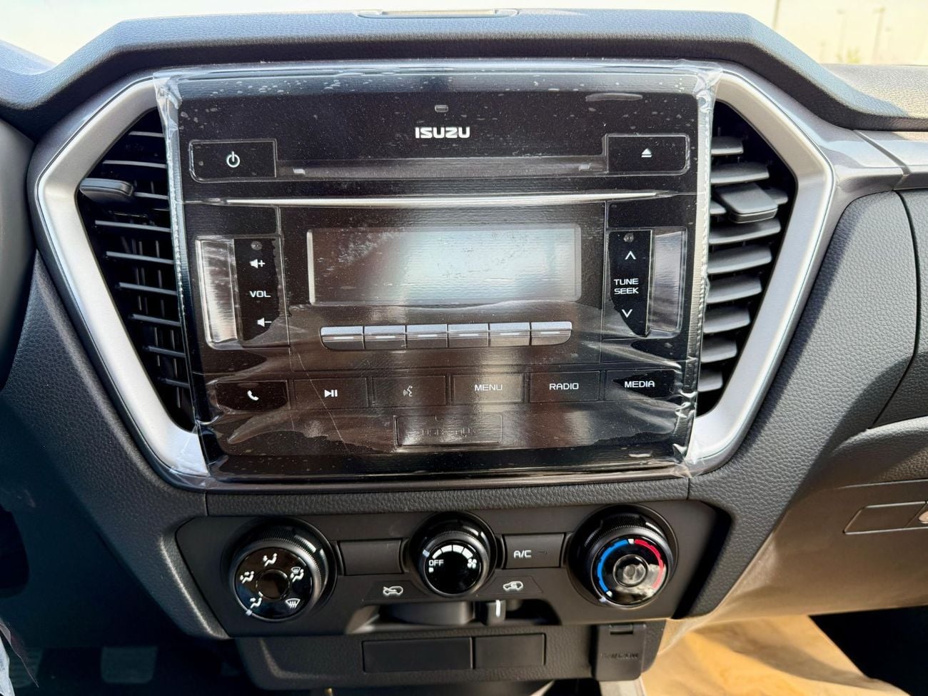 إيسوزو D ماكس ISUZZ -D-MAX - SiNGLE CAB - 4x2 - 1.9L - DiESEL - SiLVER