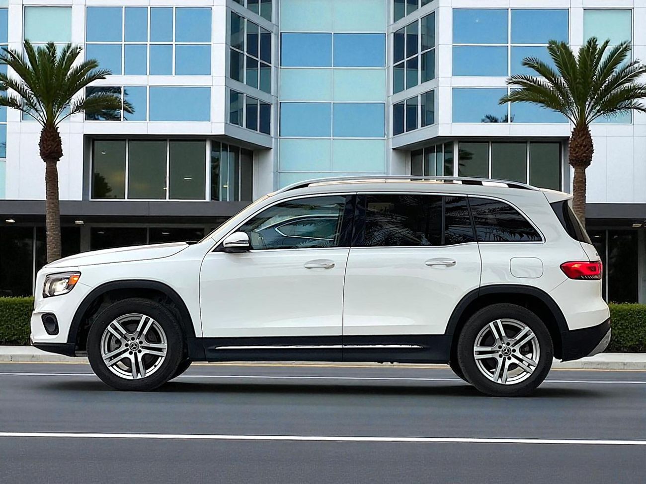 Mercedes-Benz GLB 250 4MATIC 2.0L (221 HP) AED 1,560 PM | MERCEDES GLB250 4MATICI 2023 | ORIGINAL PAINT | LOW MILEAGE| 0%