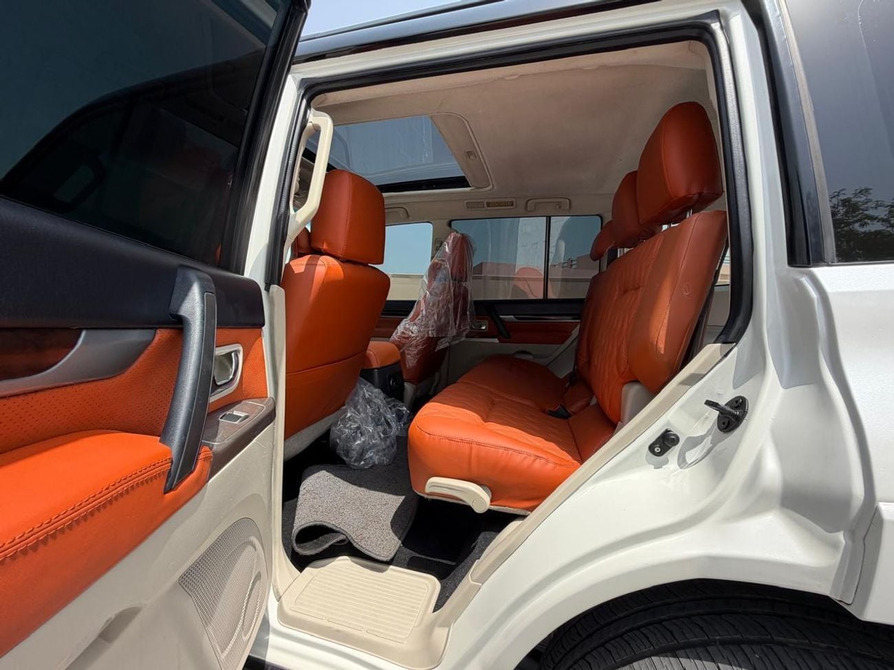 ميتسوبيشي باجيرو  3.5L Petrol | RockFord System | Sunroof