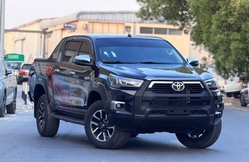 تويوتا هيلوكس أدفنتشر محرك SR5 V4 سعة 2.7 لتر بتصميم مُحسّن مستوحى من طراز Adventure 2025، مع خيارات كاملة من حيث الشكل ال